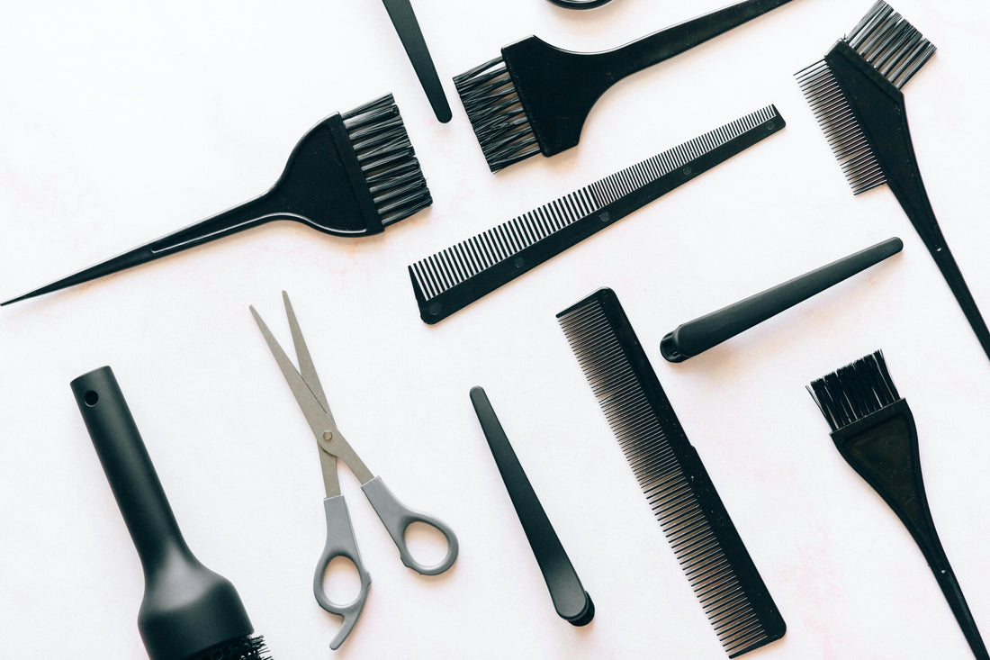 Haare zu Hause schneiden: Die richtige Schere & Technik (Senior-freundlich)